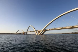 Ponte JK sobre o Lago Paranoá, símbolo da região Lago Norte Brasília e sua qualidade de vida.