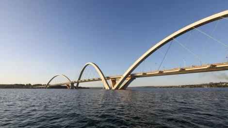 Ponte JK sobre o Lago Paranoá, símbolo da região Lago Norte Brasília e sua qualidade de vida.