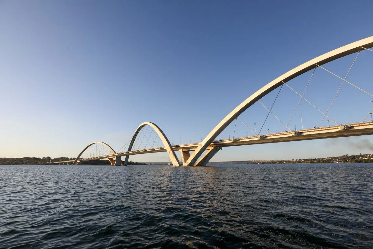 Ponte JK sobre o Lago Paranoá, símbolo da região Lago Norte Brasília e sua qualidade de vida.