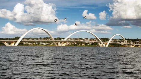 Vista da Ponte Juscelino Kubitschek sobre o Lago Paranoá em Brasília, destacando a arquitetura moderna e o cenário urbano.