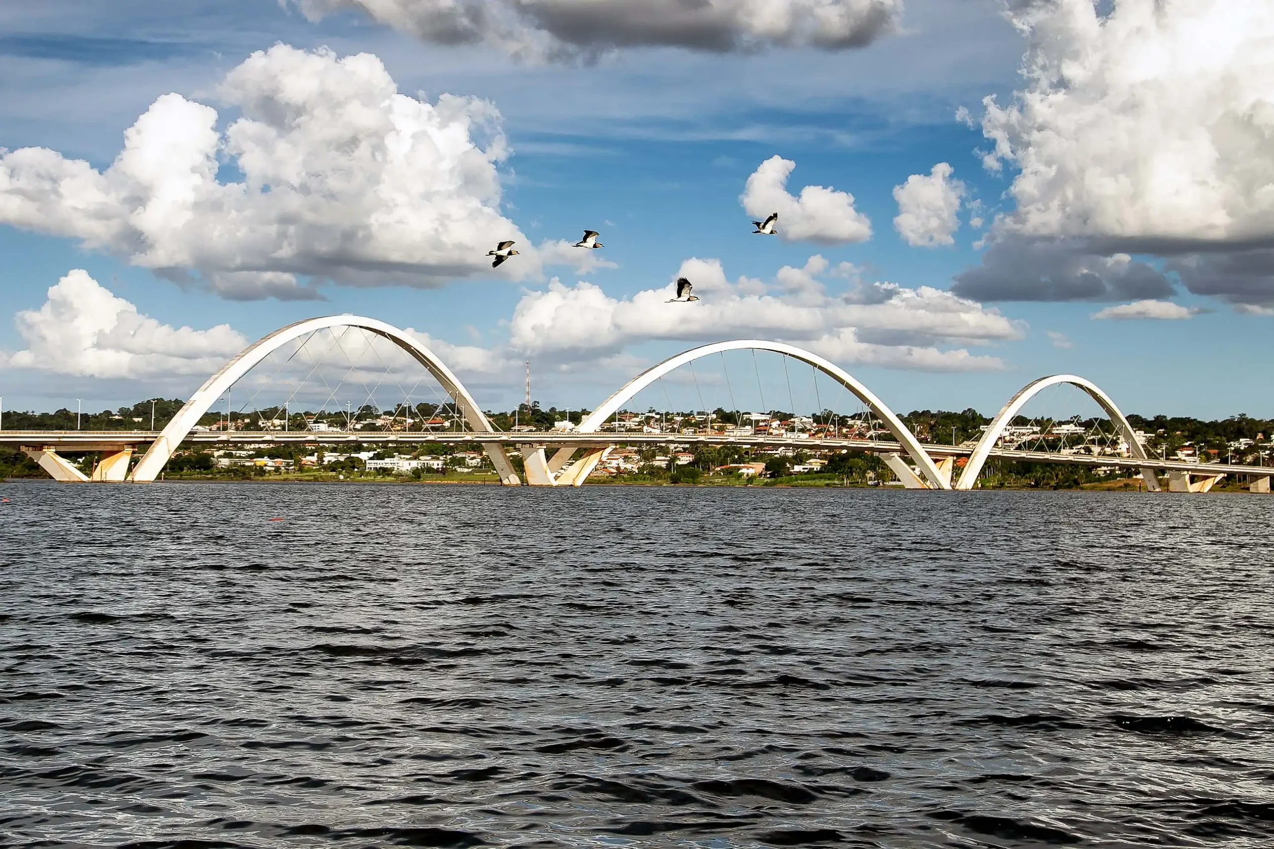 Vista da Ponte Juscelino Kubitschek sobre o Lago Paranoá em Brasília, destacando a arquitetura moderna e o cenário urbano.